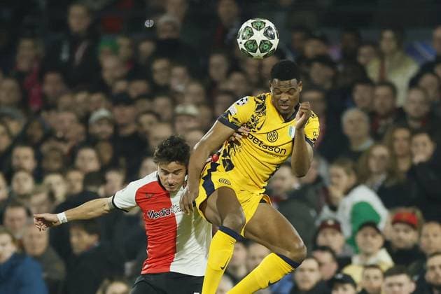 ROTTERDAM - (l-r) Hugo Bueno of Feyenoord, Denzel Dumfries of FC Internazionale Milano during the UEFA Champions League match between Feyenoord and Internazionale Milan at Feyenoord Stadium de Kuip on March 5, 2025 in Rotterdam, Netherlands. ANP KOEN VAN WEEL UEFA Champions League 2024 25 Round of 16 First leg 2024 25 xVIxANPxSportx xxANPxIVx 521639793 originalFilename: 521639793.jpg