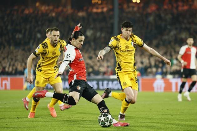ROTTERDAM - (l-r) Stefan de Vrij of FC Internazionale Milano, Anis Hadj Moussa of Feyenoord, Alessandro Bastoni of FC Internazionale Milano during the UEFA Champions League match between Feyenoord and Internazionale Milano at Feyenoord Stadion de Kuip on March 5, 2025 in Rotterdam, Netherlands. ANP KOEN VAN WEEL UEFA Champions League 2024 25 Round of 16 First leg 2024 25 xVIxANPxSportx xxANPxIVx 521640139 originalFilename: 521640139.jpg