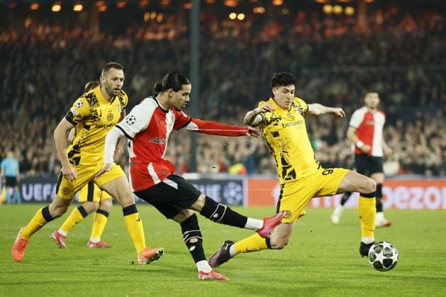 ROTTERDAM - (l-r) Stefan de Vrij of FC Internazionale Milano,. Anis Hadj Moussa of Feyenoord, Alessandro Bastoni of FC Internazionale Milano during the UEFA Champions League match between Feyenoord and Internazionale Milano at Feyenoord Stadion de Kuip on March 5, 2025 in Rotterdam, Netherlands. ANP KOEN VAN WEEL UEFA Champions League 2024 25 Round of 16 First leg 2024 25 xVIxANPxSportx xxANPxIVx 521640268 originalFilename: 521640268.jpg