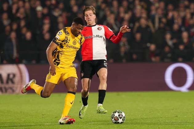 2025-03-05 Feyenoord v FC Internazionale Milano - UEFA Champions League 2024 25 Round of 16 First Leg ROTTERDAM, NETHERLANDS - MARCH 5: Denzel Dumfries of FC Internazionale Milano is challenged by Gijs Smal of Feyenoord during the UEFA Champions League 2024 25 Round of 16 First Leg match between Feyenoord and FC Internazionale Milano at Stadion Feijenoord on March 5, 2025 in Rotterdam, Netherlands. Rotterdam Stadion Feijenoord Netherlands Content not available for redistribution in The Netherlands directly or indirectly through any third parties. Copyright: xHansxvanxderxValkx