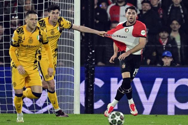 ROTTERDAM - (l-r) Marcus Thuram of FC Internazionale Milano, Julian Carranza of Feyenoord during the UEFA Champions League match between Feyenoord and Internazionale Milano at Feyenoord Stadion de Kuip on March 5, 2025 in Rotterdam, Netherlands. ANP OLAF CRACK UEFA Champions League 2024 25 Round of 16 First leg 2024 25 xVIxANPxSportx xxANPxIVx 521641413 originalFilename: 521641413.jpg