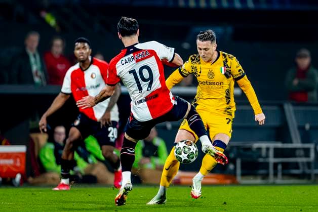 Feyenoord Rotterdam forwarder Julian Carranza, FC Internazionale Milan midfielder Piotr Zielinksi during the match Feyenoord Inter at the Stadium De Kuip for the UEFA Champions League Round of 16 1st leg season 2024 2025 in ROTTERDAM, Netherlands on 5 march 2025, photo by Marcel van Dorst EYE4images DeFodi Images