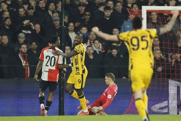 ROTTERDAM - (l-r) Jeyland Mitchell of Feyenoord, Marcus Thuram of FC Internazionale Milano celebrates 0-1, Feyenoord goalkeeper Timon Wellenreuther, Alessandro Bastoni of FC Internazionale Milano during the UEFA Champions League match between Feyenoord and Internazionale Milano at Feyenoord Stadium de Kuip on March 5, 2025 in Rotterdam, Netherlands. ANP KOEN VAN WEEL UEFA Champions League 2024 25 Round of 16 First leg 2024 25 xVIxANPxSportx xxANPxIVx 521641794 originalFilename: 521641794.jpg