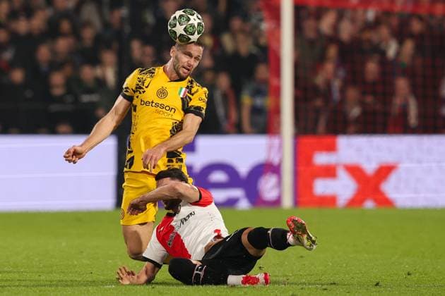 2025-03-05 Feyenoord v FC Internazionale Milano - UEFA Champions League 2024 25 Round of 16 First Leg ROTTERDAM, NETHERLANDS - MARCH 5: Stefan de Vrij of FC Internazionale Milano wins the headed ball during the UEFA Champions League 2024 25 Round of 16 First Leg match between Feyenoord and FC Internazionale Milano at Stadion Feijenoord on March 5, 2025 in Rotterdam, Netherlands. Rotterdam Stadion Feijenoord Netherlands Content not available for redistribution in The Netherlands directly or indirectly through any third parties. Copyright: xHansxvanxderxValkx