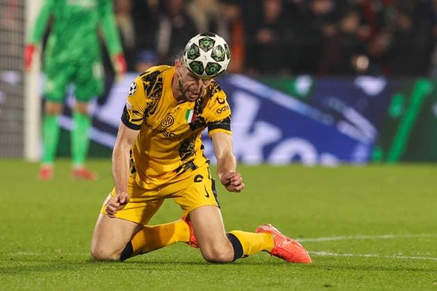 2025-03-05 Feyenoord v FC Internazionale Milano - UEFA Champions League 2024 25 Round of 16 First Leg ROTTERDAM, NETHERLANDS - MARCH 5: Stefan de Vrij of FC Internazionale Milano wins the headed ball during the UEFA Champions League 2024 25 Round of 16 First Leg match between Feyenoord and FC Internazionale Milano at Stadion Feijenoord on March 5, 2025 in Rotterdam, Netherlands. Rotterdam Stadion Feijenoord Netherlands Content not available for redistribution in The Netherlands directly or indirectly through any third parties. Copyright: xHansxvanxderxValkx
