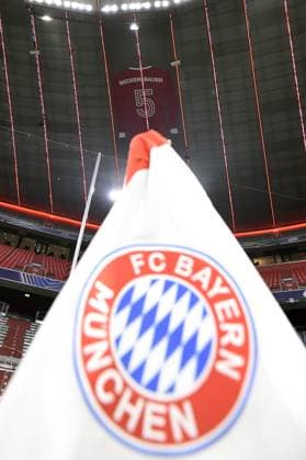 05 03 2025, xemx, Football UEFA Champions League, FC Bayern Muenchen Bayer 04 Leverkusen v l Interior, Lawn, Tributes, Tribune, Field Corner Flag Crest Logo Shirt in memory of Franz Beckenbauer in Allianz Arena It is 15.70 meters high and 10.54 meters wide DFL DFB REGULATIONS PROHIBIT ANY USE OF PHOTOGRAPHS as IMAGE SEQUENCES and or QUASI VIDEO Muenchen