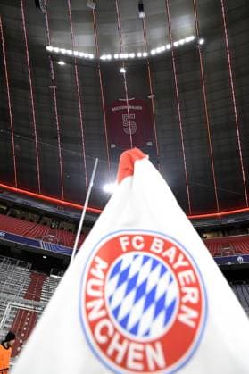05 03 2025, xemx, Football UEFA Champions League, FC Bayern Muenchen Bayer 04 Leverkusen v l Interior, Lawn, Tributes, Tribune, Field Corner Flag Crest Logo Shirt in memory of Franz Beckenbauer in Allianz Arena It is 15.70 meters high and 10.54 meters wide DFL DFB REGULATIONS PROHIBIT ANY USE OF PHOTOGRAPHS as IMAGE SEQUENCES and or QUASI VIDEO Muenchen