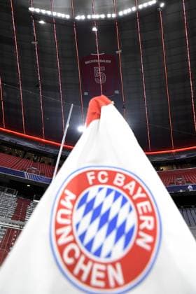05 03 2025, xemx, Football UEFA Champions League, FC Bayern Muenchen Bayer 04 Leverkusen v l Interior, Lawn, Tributes, Tribune, Field Corner Flag Crest Logo Shirt in memory of Franz Beckenbauer in Allianz Arena It is 15.70 meters high and 10.54 meters wide DFL DFB REGULATIONS PROHIBIT ANY USE OF PHOTOGRAPHS as IMAGE SEQUENCES and or QUASI VIDEO Muenchen