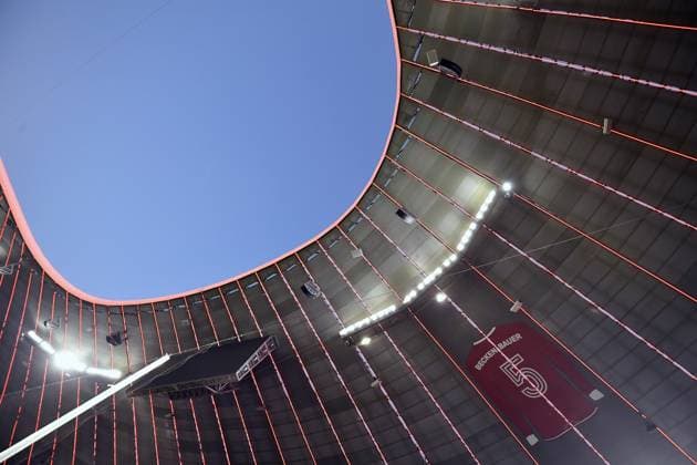 05 03 2025, xemx, Football UEFA Champions League, FC Bayern Muenchen Bayer 04 Leverkusen v l Interior, Lawn, Tributes, Tribune, Pitch Shirt in memory of Franz Beckenbauer in Allianz Arena It is 15.70 meters high and 10.54 meters wide DFL DFB REGULATIONS PROHIBIT ANY USE OF PHOTOGRAPHS as IMAGE SEQUENCES and or QUASI VIDEO Muenchen
