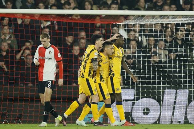 ROTTERDAM - (l-r) Thomas Beelen of Feyenoord balks , Alessandro Bastoni of FC Internazionale Milano, Lautaro Martinez of FC Internazionale Milano, Marcus Thuram of FC Internazionale Milano celebrate 0-1 during the UEFA Champions League match between Feyenoord and Internazionale Milano at Feyenoord Stadium de Kuip on March 5, 2025 in Rotterdam, Netherlands. ANP KOEN VAN WEEL UEFA Champions League 2024 25 Round of 16 First leg 2024 25 xVIxANPxSportx xxANPxIVx 521641888 originalFilename: 521641888.jpg