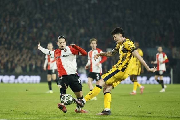 ROTTERDAM - (l-r) Anis Hadj Moussa of Feyenoord, Alessandro Bastoni of FC Internazionale Milano during the UEFA Champions League match between Feyenoord and Internazionale Milan at Feyenoord Stadion de Kuip on March 5, 2025 in Rotterdam, Netherlands. ANP KOEN VAN WEEL UEFA Champions League 2024 25 Round of 16 First leg 2024 25 xVIxANPxSportx xxANPxIVx 521641896 originalFilename: 521641896.jpg