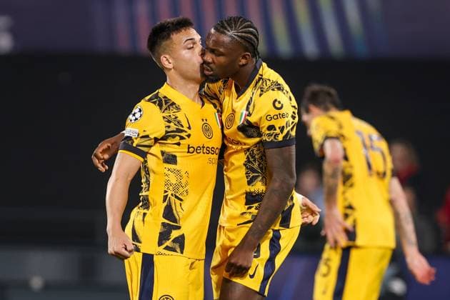 2025-03-05 Feyenoord v FC Internazionale Milano - UEFA Champions League 2024 25 Round of 16 First Leg ROTTERDAM, NETHERLANDS - MARCH 5: Marcus Thuram of FC Internazionale Milano, Lautaro Martinez of FC Internazionale Milano celebrates after scoring the first goal of the team during the UEFA Champions League 2024 25 Round of 16 First Leg match between Feyenoord and FC Internazionale Milano at Stadion Feijenoord on March 5, 2025 in Rotterdam, Netherlands. Rotterdam Stadion Feijenoord Netherlands Content not available for redistribution in The Netherlands directly or indirectly through any third parties. Copyright: xHansxvanxderxValkx
