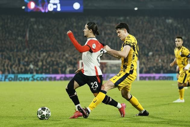 ROTTERDAM - (l-r) Anis Hadj Moussa of Feyenoord, Alessandro Bastoni of FC Internazionale Milano during the UEFA Champions League match between Feyenoord and Internazionale Milan at Feyenoord Stadion de Kuip on March 5, 2025 in Rotterdam, Netherlands. ANP KOEN VAN WEEL UEFA Champions League 2024 25 Round of 16 First leg 2024 25 xVIxANPxSportx xxANPxIVx 521642513 originalFilename: 521642513.jpg