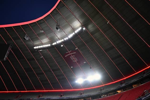 05 03 2025, xjrdrx, Football UEFA Champions League, FC Bayern Muenchen Bayer 04 Leverkusen v l jersey in memory of Franz Beckenbauer in Allianz Arena It is 15.70 meters high and 10.54 meters wide DFL DFB REGULATIONS PROHIBIT ANY USE OF PHOTOGRAPHS as IMAGE SEQUENCES and or QUASI VIDEO Muenchen
