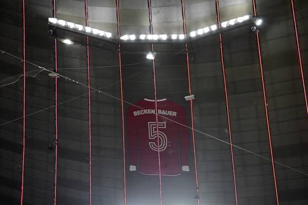 05 03 2025, xjrdrx, Football UEFA Champions League, FC Bayern Muenchen Bayer 04 Leverkusen v l jersey in memory of Franz Beckenbauer in Allianz Arena It is 15.70 meters high and 10.54 meters wide DFL DFB REGULATIONS PROHIBIT ANY USE OF PHOTOGRAPHS as IMAGE SEQUENCES and or QUASI VIDEO Muenchen