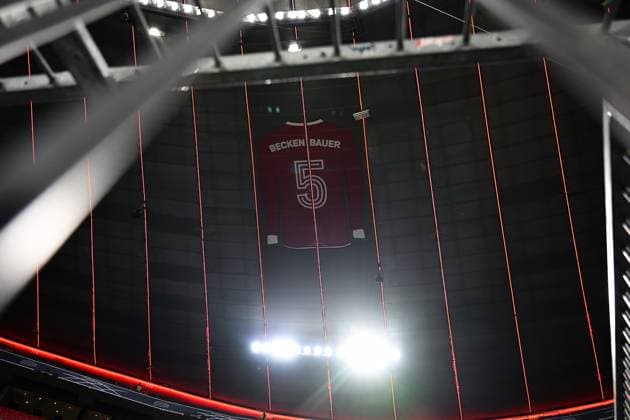 05 03 2025, xjrdrx, Football UEFA Champions League, FC Bayern Muenchen Bayer 04 Leverkusen v l jersey in memory of Franz Beckenbauer in Allianz Arena It is 15.70 meters high and 10.54 meters wide DFL DFB REGULATIONS PROHIBIT ANY USE OF PHOTOGRAPHS as IMAGE SEQUENCES and or QUASI VIDEO Muenchen