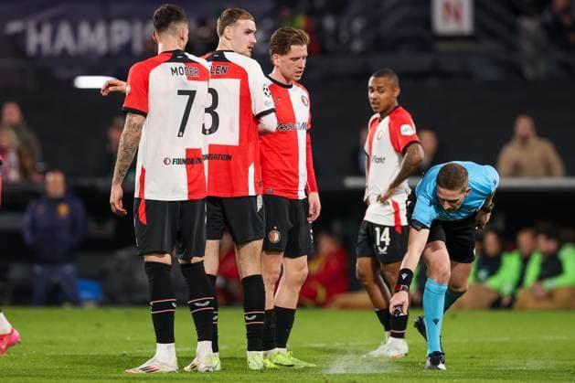 2025-03-05 Feyenoord v FC Internazionale Milano - UEFA Champions League 2024 25 Round of 16 First Leg ROTTERDAM, NETHERLANDS - MARCH 5: Referee Espen Eskas make the line for the free kick during the UEFA Champions League 2024 25 Round of 16 First Leg match between Feyenoord and FC Internazionale Milano at Stadion Feijenoord on March 5, 2025 in Rotterdam, Netherlands. Rotterdam Stadion Feijenoord Netherlands Content not available for redistribution in The Netherlands directly or indirectly through any third parties. Copyright: xHansxvanxderxValkx