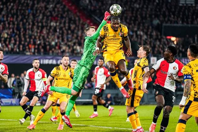 2025-03-05 Feyenoord v FC Internazionale Milano - UEFA Champions League 2024 25 Round of 16 First Leg ROTTERDAM, NETHERLANDS - MARCH 5: goalkeeper Josep Martinez of FC Internazionale Milano, Marcus Thuram of FC Internazionale Milano go for the ball during the UEFA Champions League 2024 25 Round of 16 First Leg match between Feyenoord and FC Internazionale Milano at Stadion Feijenoord on March 5, 2025 in Rotterdam, Netherlands. Rotterdam Stadion Feijenoord Netherlands Content not available for redistribution in The Netherlands directly or indirectly through any third parties. Copyright: xJorisxVerwijstx