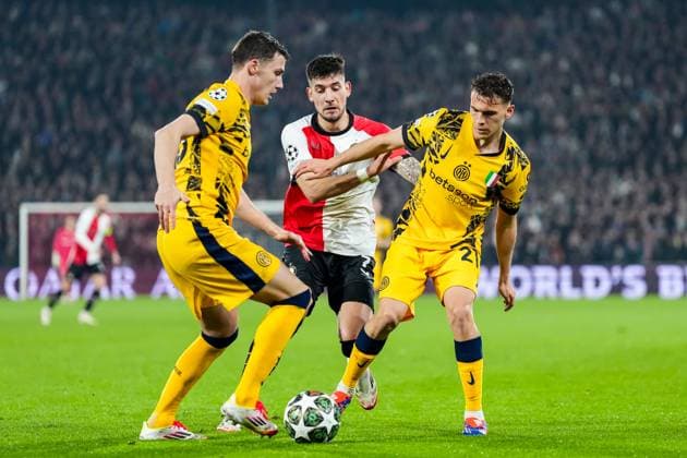 UEFA Champions League: Feyenoord v FC Inter Milan Rotterdam - Jakub Moder of Feyenoord, Kristjan Asllani of FC Inter Milan during the 1st leg of the round of 16 of new format of the Champions League 2024 2025. The match is set between Feyenoord and FC Inter Milan at Stadion Feijenoord De Kuip on 5 March 2025 in Rotterdam, The Netherlands. Copyright: xYannickxVerhoevenx