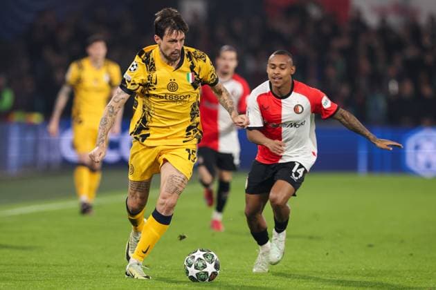 2025-03-05 Feyenoord v FC Internazionale Milano - UEFA Champions League 2024 25 Round of 16 First Leg ROTTERDAM, NETHERLANDS - MARCH 5: Francesco Acerbi of FC Internazionale Milano is challenged by Igor Paixao of Feyenoord during the UEFA Champions League 2024 25 Round of 16 First Leg match between Feyenoord and FC Internazionale Milano at Stadion Feijenoord on March 5, 2025 in Rotterdam, Netherlands. Rotterdam Stadion Feijenoord Netherlands Content not available for redistribution in The Netherlands directly or indirectly through any third parties. Copyright: xHansxvanxderxValkx