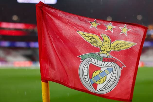 Portugal, Estadio do SL Benfica Lisbon 05 March 2025 Uefa Champions League phase 2024 25 Round of 16 S L Benfica FC Barcelona v l , symbol photo, symbol image corner flag S L Benfica Copyright: JoaquimxFerreira