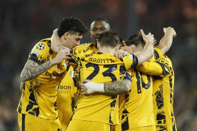 ROTTERDAM - (l-r)Alessandro Bastoni of FC Internazionale Milano, Marcus Thuram of FC Internazionale Milano, Nicolo Barella of FC Internazionale Milano, Lautaro Martinez of FC Internazionale Milano celebrate 0-2 during the UEFA Champions League match between Feyenoord and Internazionale Milano at Feyenoord Stadium de Kuip on March 5, 2025 in Rotterdam, Netherlands. ANP KOEN VAN WEEL UEFA Champions League 2024 25 Round of 16 First leg 2024 25 xVIxANPxSportx xxANPxIVx 521643831 originalFilename: 521643831.jpg
