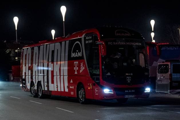 The FC Bayern team bus arriving at the Allianz Arena GER, FC Bayern Muenchen vs Bayer 04 Leverkusen, Football, Champions League, Round of 16, First leg, Season 2024 2025, 05 03 DFL DFB REGULATIONS PROHIBIT ANY USE OF PHOTOGRAPHS as IMAGE SEQUENCES and or QUASI VIDEO GER, FC Bayern Muenchen vs Bayer 04 Leverkusen, Football, Champions League, Round of 16, First leg, Season 2024 2025, 05 03 Muenchen Copyright: xEibner-Pressefoto HeikexFeinerx EP_HFR