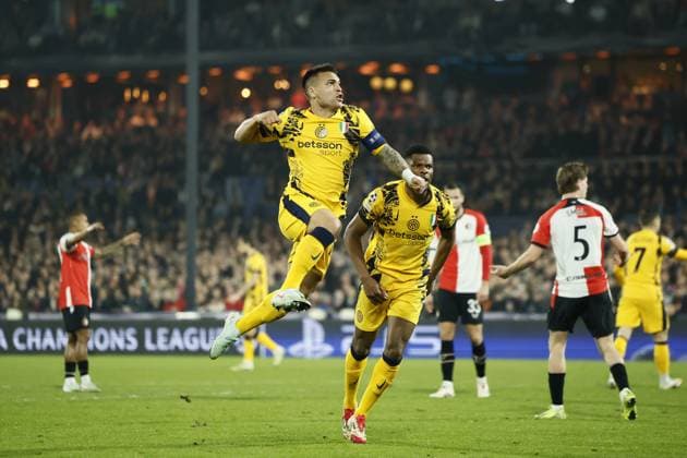ROTTERDAM - (l-r) Lautaro Martinez of FC Internazionale Milano, Denzel Dumfries of FC Internazionale Milano celebrate 0-2 during the UEFA Champions League match between Feyenoord and Internazionale Milano at Feyenoord Stadion de Kuip on March 5, 2025 in Rotterdam, Netherlands. ANP KOEN VAN WEEL UEFA Champions League 2024 25 Round of 16 First leg 2024 25 xVIxANPxSportx xxANPxIVx 521644761 originalFilename: 521644761.jpg