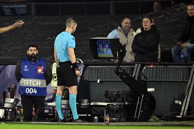 ROTTERDAM - Referee Espen EskoÂ¥s watches footage during the UEFA Champions League match between Feyenoord and Internazionale Milan at Feyenoord Stadium de Kuip on March 5, 2025 in Rotterdam, Netherlands. ANP OLAF KRAAK UEFA Champions League 2024 25 Round of 16 First leg 2024 25 xVIxANPxSportx xxANPxIVx 521644770 originalFilename: 521644770.jpg