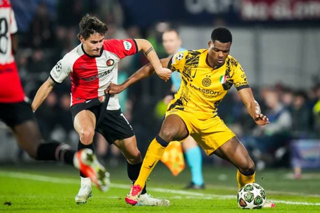 UEFA Champions League: Feyenoord v FC Inter Milan Rotterdam - Hugo Bueno of Feyenoord, Denzel Dumfries of FC Inter Milan during the 1st leg of the round of 16 of new format of the Champions League 2024 2025. The match is set between Feyenoord and FC Inter Milan at Stadion Feijenoord De Kuip on 5 March 2025 in Rotterdam, The Netherlands. Copyright: xYannickxVerhoevenx