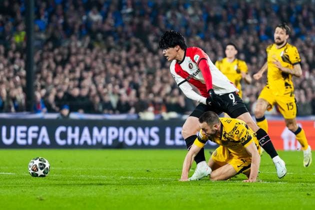 UEFA Champions League: Feyenoord v FC Inter Milan Rotterdam - Ayase Ueda of Feyenoord, Stefan de Vrij of FC Inter Milan during the 1st leg of the round of 16 of new format of the Champions League 2024 2025. The match is set between Feyenoord and FC Inter Milan at Stadion Feijenoord De Kuip on 5 March 2025 in Rotterdam, The Netherlands. Copyright: xYannickxVerhoevenx