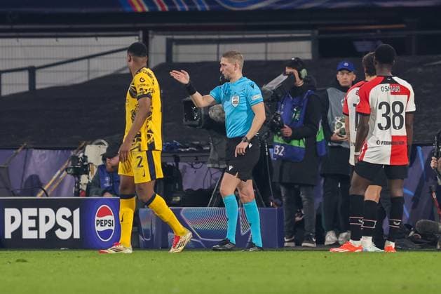 2025-03-05 Feyenoord v FC Internazionale Milano - UEFA Champions League 2024 25 Round of 16 First Leg ROTTERDAM, NETHERLANDS - MARCH 5: Referee Espen Eskas check out the VAR and give the penalty for FC Internazionale Milano during the UEFA Champions League 2024 25 Round of 16 First Leg match between Feyenoord and FC Internazionale Milano at Stadion Feijenoord on March 5, 2025 in Rotterdam, Netherlands. Rotterdam Stadion Feijenoord Netherlands Content not available for redistribution in The Netherlands directly or indirectly through any third parties. Copyright: xHansxvanxderxValkx