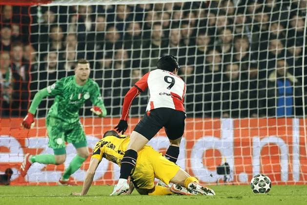 ROTTERDAM - (l-r) Stefan de Vrij of FC Internazionale Milano, Ayase Ueda of Feyenoord during the UEFA Champions League match between Feyenoord and Internazionale Milano at Feyenoord Stadium de Kuip on March 5, 2025 in Rotterdam, Netherlands. ANP KOEN VAN WEEL UEFA Champions League 2024 25 Round of 16 First leg 2024 25 xVIxANPxSportx xxANPxIVx 521645293 originalFilename: 521645293.jpg