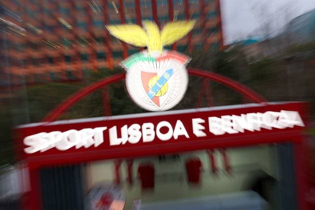Portugal, Estadio do SL Benfica Lisbon 05 March 2025 Uefa Champions League phase 2024 25 Round of 16 S L Benfica FC Barcelona v l , symbol photo, symbol image Logo Sport Lisboa e Benfica Copyright: JoaquimxFerreira