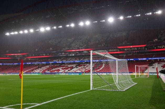 Portugal, Estadio do SL Benfica Lisbon 05 March 2025 Uefa Champions League phase 2024 25 Round of 16 S L Benfica FC Barcelona v l , symbolic photo, symbolic image stadium interior, it is raining, corner flag Copyright: JoaquimxFerreira