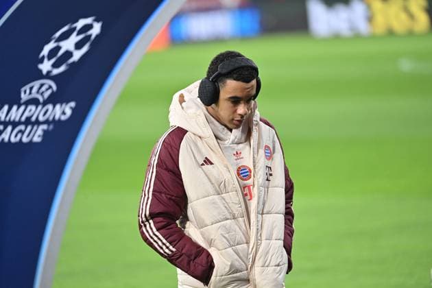 05 03 2025, xjrdrx, Football UEFA Champions League, FC Bayern Muenchen Bayer 04 Leverkusen v l Pre-match pitch inspection Jamal Musiala FC Bayern Muenchen DFL DFB REGULATIONS PROHIBIT ANY USE OF PHOTOGRAPHS as IMAGE SEQUENCES and or QUASI VIDEO Muenchen