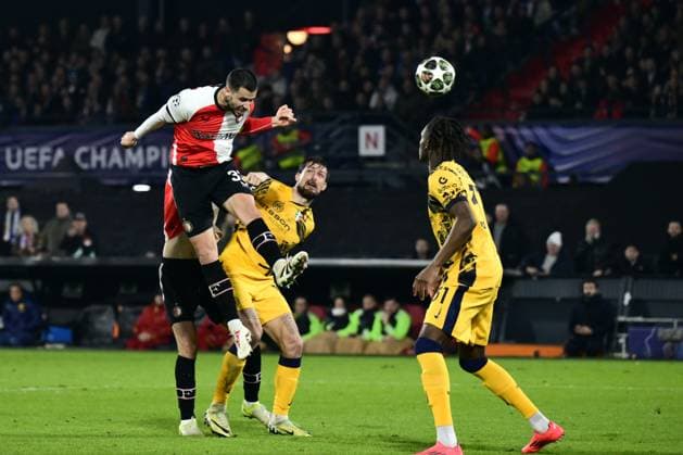 ROTTERDAM - David Hancko of Feyenoord kicks on goal during the UEFA Champions League match between Feyenoord and Internazionale Milan at Feyenoord Stadium de Kuip on March 5, 2025 in Rotterdam, Netherlands. ANP OLAF KRAAK UEFA Champions League 2024 25 Round of 16 First leg 2024 25 xVIxANPxSportx xxANPxIVx 521645677 originalFilename: 521645677.jpg