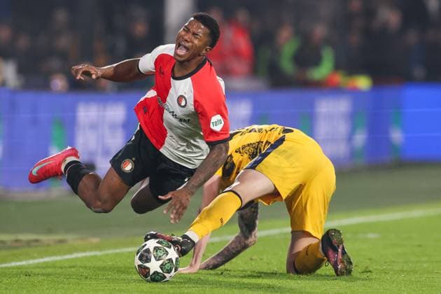 2025-03-05 Feyenoord v FC Internazionale Milano - UEFA Champions League 2024 25 Round of 16 First Leg ROTTERDAM, NETHERLANDS - MARCH 5: Jeyland Mitchell of Feyenoord is tackled by Alessandro Bastoni of FC Internazionale Milano during the UEFA Champions League 2024 25 Round of 16 First Leg match between Feyenoord and FC Internazionale Milano at Stadion Feijenoord on March 5, 2025 in Rotterdam, Netherlands. Rotterdam Stadion Feijenoord Netherlands Content not available for redistribution in The Netherlands directly or indirectly through any third parties. Copyright: xHansxvanxderxValkx