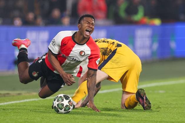 2025-03-05 Feyenoord v FC Internazionale Milano - UEFA Champions League 2024 25 Round of 16 First Leg ROTTERDAM, NETHERLANDS - MARCH 5: Jeyland Mitchell of Feyenoord is tackled by Alessandro Bastoni of FC Internazionale Milano during the UEFA Champions League 2024 25 Round of 16 First Leg match between Feyenoord and FC Internazionale Milano at Stadion Feijenoord on March 5, 2025 in Rotterdam, Netherlands. Rotterdam Stadion Feijenoord Netherlands Content not available for redistribution in The Netherlands directly or indirectly through any third parties. Copyright: xHansxvanxderxValkx