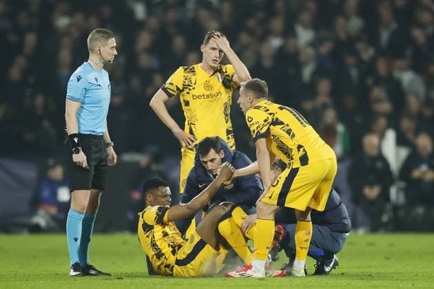 ROTTERDAM - (l-r) Denzel Dumfries of FC Internazionale Milano, Davide Frattesi of FC Internazionale Milano during the UEFA Champions League match between Feyenoord and Internazionale Milan at Feyenoord Stadium de Kuip on March 5, 2025 in Rotterdam, Netherlands. ANP KOEN VAN WEEL UEFA Champions League 2024 25 Round of 16 First leg 2024 25 xVIxANPxSportx xxANPxIVx 521645716 originalFilename: 521645716.jpg