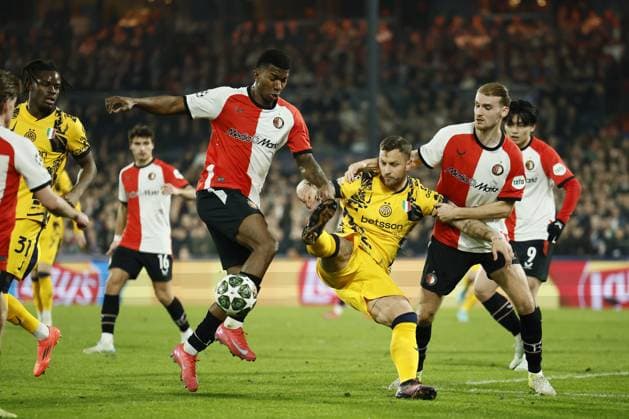 ROTTERDAM - (l-r) Jeyland Mitchell of Feyenoord, Marko Arnautovic of FC Internazionale Milano, Thomas Beelen of Feyenoord, Ayase Ueda of Feyenoord during the UEFA Champions League match between Feyenoord and Internazionale Milano at Feyenoord Stadion de Kuip on March 5, 2025 in Rotterdam, Netherlands. ANP KOEN VAN WEEL UEFA Champions League 2024 25 Round of 16 First leg 2024 25 xVIxANPxSportx xxANPxIVx 521646485 originalFilename: 521646485.jpg