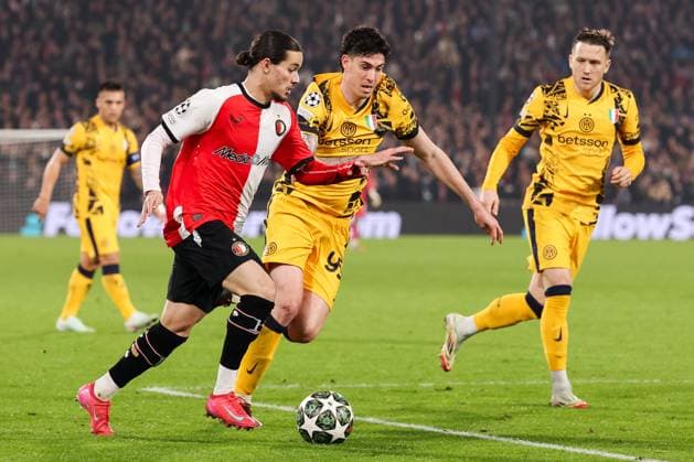2025-03-05 Feyenoord v FC Internazionale Milano - UEFA Champions League 2024 25 Round of 16 First Leg ROTTERDAM, NETHERLANDS - MARCH 5: Anis Hadj Moussa of Feyenoord is challenged by Alessandro Bastoni of FC Internazionale Milano during the UEFA Champions League 2024 25 Round of 16 First Leg match between Feyenoord and FC Internazionale Milano at Stadion Feijenoord on March 5, 2025 in Rotterdam, Netherlands. Rotterdam Stadion Feijenoord Netherlands Content not available for redistribution in The Netherlands directly or indirectly through any third parties. Copyright: xHansxvanxderxValkx