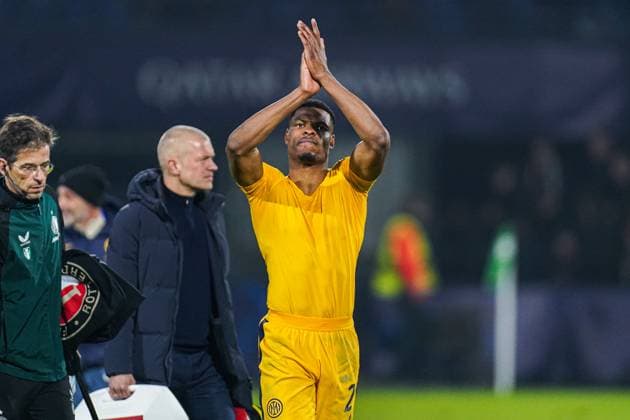 2025-03-05 Feyenoord v FC Internazionale Milano - UEFA Champions League 2024 25 Round of 16 First Leg ROTTERDAM, NETHERLANDS - MARCH 5: Denzel Dumfries of FC Internazionale Milano thanks the fans during the UEFA Champions League 2024 25 Round of 16 First Leg match between Feyenoord and FC Internazionale Milano at Stadion Feijenoord on March 5, 2025 in Rotterdam, Netherlands. Rotterdam Stadion Feijenoord Netherlands Content not available for redistribution in The Netherlands directly or indirectly through any third parties. Copyright: xJorisxVerwijstx