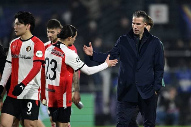 ROTTERDAM - (l-r) Anis Hadj Moussa of Feyenoord, Feyenoord coach Robin van Persie disappointment after the UEFA Champions League match between Feyenoord and Internazionale Milan at Feyenoord Stadium de Kuip on March 5, 2025 in Rotterdam, Netherlands. ANP OLAF CRACK UEFA Champions League 2024 25 Round of 16 First leg 2024 25 xVIxANPxSportx xxANPxIVx 521647418 originalFilename: 521647418.jpg