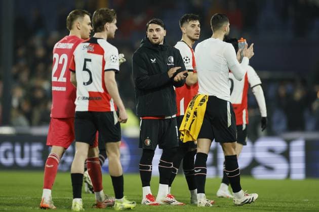 ROTTERDAM - (l-r) Feyenoord goalkeeper Timon Wellenreuther, Gijs Smal of Feyenoord, Julian Carranza of Feyenoord, Jakub Moder of Feyenoord ball during the UEFA Champions League match between Feyenoord and Internazionale Milan at Feyenoord Stadium de Kuip on March 5, 2025 in Rotterdam, Netherlands. ANP KOEN VAN WEEL UEFA Champions League 2024 25 Round of 16 First leg 2024 25 xVIxANPxSportx xxANPxIVx 521647503 originalFilename: 521647503.jpg