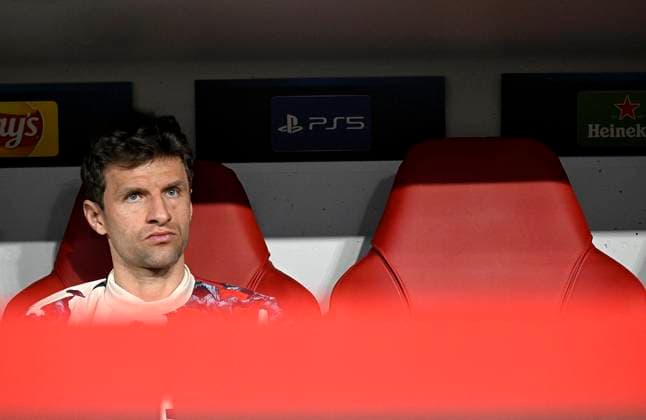 05 03 2025, Football UEFA Champions League 2024 2025 Round of 16, FC Bayern Munich Bayer 04 Leverkusen, in the Allianz Arena Munich Thomas Müller Bayern Munich on the bench DFL and DFB regulations prohibit any use of photographs as image sequences and or quasi video
