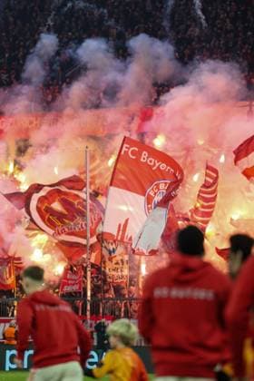 Pyrotechnics by Bayern fans at the teams entrance, GER, FC Bayern Muenchen vs Bayer 04 Leverkusen, Football, UEFA Champions League, Round of 16 first leg, 2024 2025 season, 05 03 2025, GER, FC Bayern Muenchen vs Bayer 04 Leverkusen, Football, UEFA Champions League, Round of 16 first leg, 2024 2025 season, 05 03 2025 Muenchen Copyright: xEibner-Pressefoto JennixMaulx EP_JML