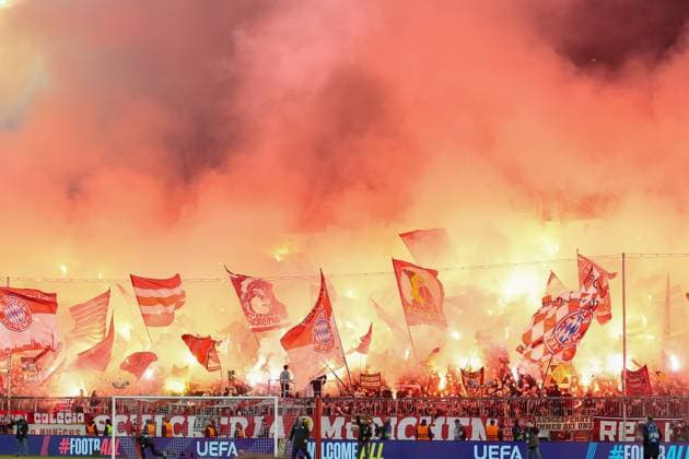 Pyrotechnics by Bayern fans at the teams entrance, GER, FC Bayern Muenchen vs Bayer 04 Leverkusen, Football, UEFA Champions League, Round of 16 first leg, 2024 2025 season, 05 03 2025, GER, FC Bayern Muenchen vs Bayer 04 Leverkusen, Football, UEFA Champions League, Round of 16 first leg, 2024 2025 season, 05 03 2025 Muenchen Copyright: xEibner-Pressefoto JennixMaulx EP_JML
