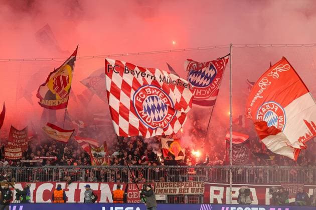 Pyrotechnics by Bayern fans at the teams entrance, GER, FC Bayern Muenchen vs Bayer 04 Leverkusen, Football, UEFA Champions League, Round of 16 first leg, 2024 2025 season, 05 03 2025, GER, FC Bayern Muenchen vs Bayer 04 Leverkusen, Football, UEFA Champions League, Round of 16 first leg, 2024 2025 season, 05 03 2025 Muenchen Copyright: xEibner-Pressefoto JennixMaulx EP_JML