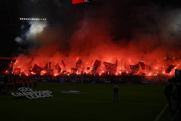 05 03 2025, xjrdrx, Football UEFA Champions League, FC Bayern Muenchen Bayer 04 Leverkusen v l Bayern Muenchen München, Fans, Atmosphere, Scarves, Emotions, Spectators, Visitors, Ultras, Schickeria zuenden Pyrotechnik Bengalos DFL DFB REGULATIONS PROHIBIT ANY USE OF PHOTOGRAPHS as IMAGE SEQUENCES and or QUASI VIDEO Muenchen
